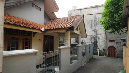 Di jual rumah strategis di Jl.H Sainan Pondok Cina Depok 