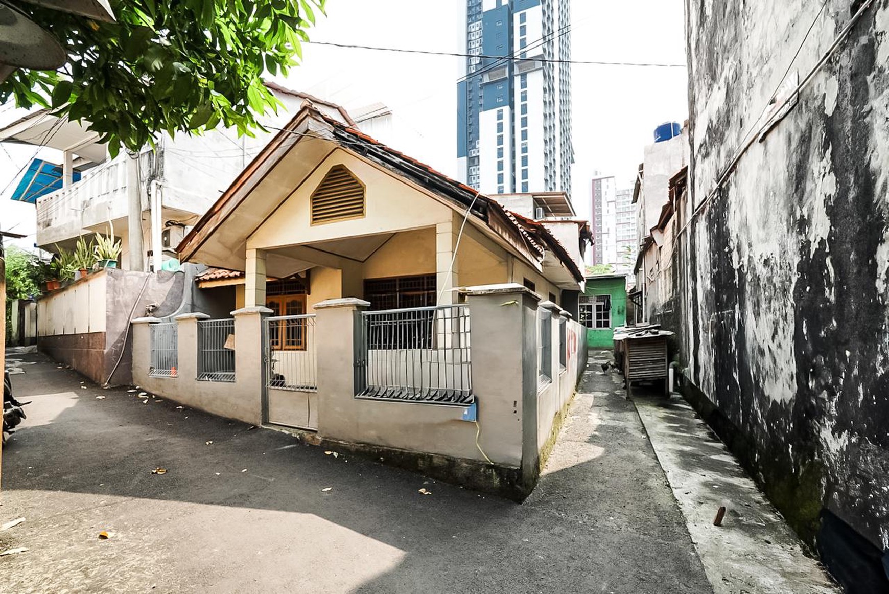 Di jual rumah strategis di Jl.H Sainan Pondok Cina Depok 