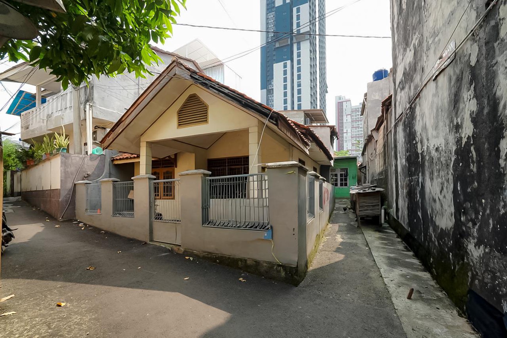 Di jual rumah strategis di Jl.H Sainan Pondok Cina Depok 