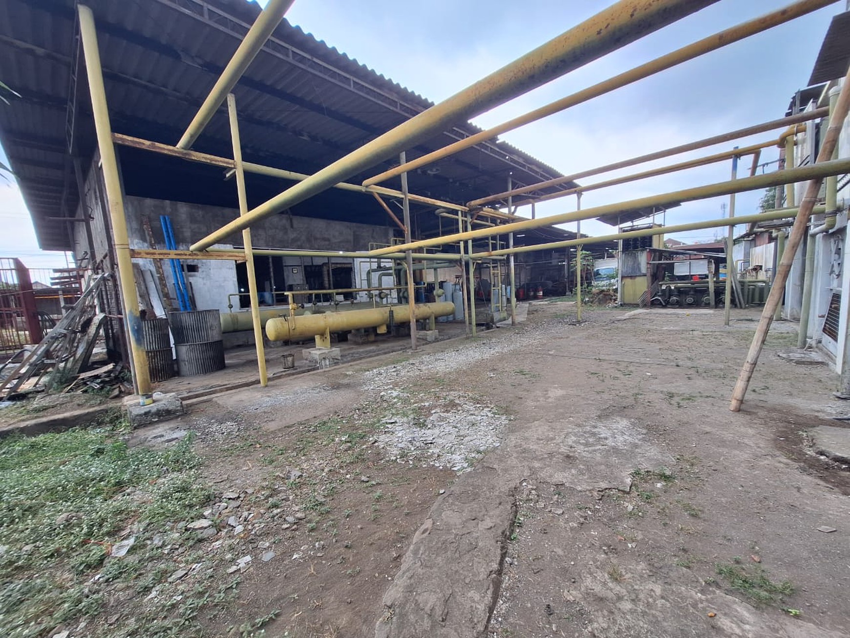 Dijual Cepat! Gedung 1 Lantai Lokasi Strategis di Karanganom Klaten