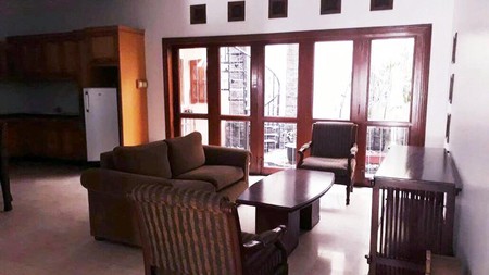 Rumah di Margorejo Floraya Surabaya Selatan, Full Furnished, Lingkungan Elite, Row Jalan depan Lebar, Bisa untuk Rumah Tinggal/Kantor, Siap Huni - TS -