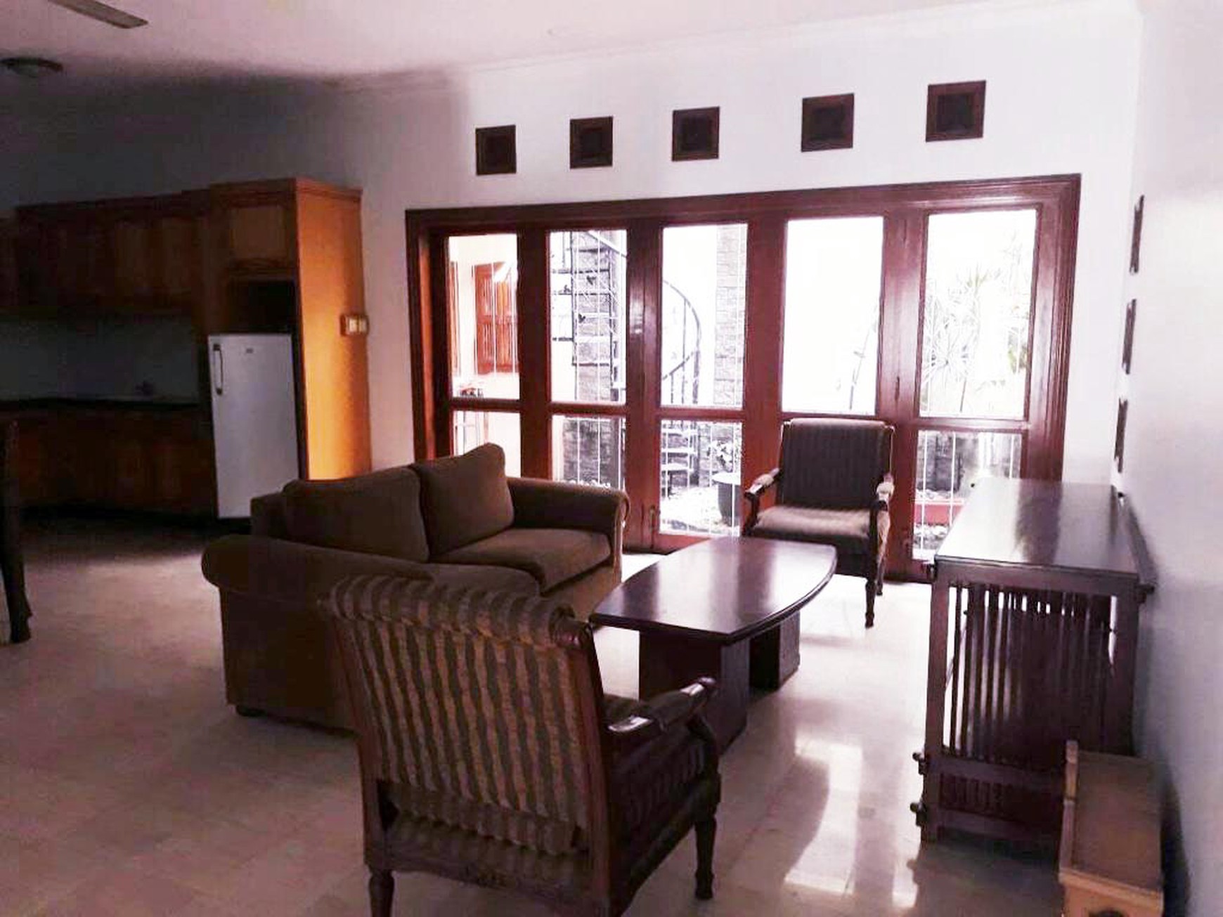Rumah di Margorejo Floraya Surabaya Selatan, Full Furnished, Lingkungan Elite, Row Jalan depan Lebar, Bisa untuk Rumah Tinggal/Kantor, Siap Huni - TS -