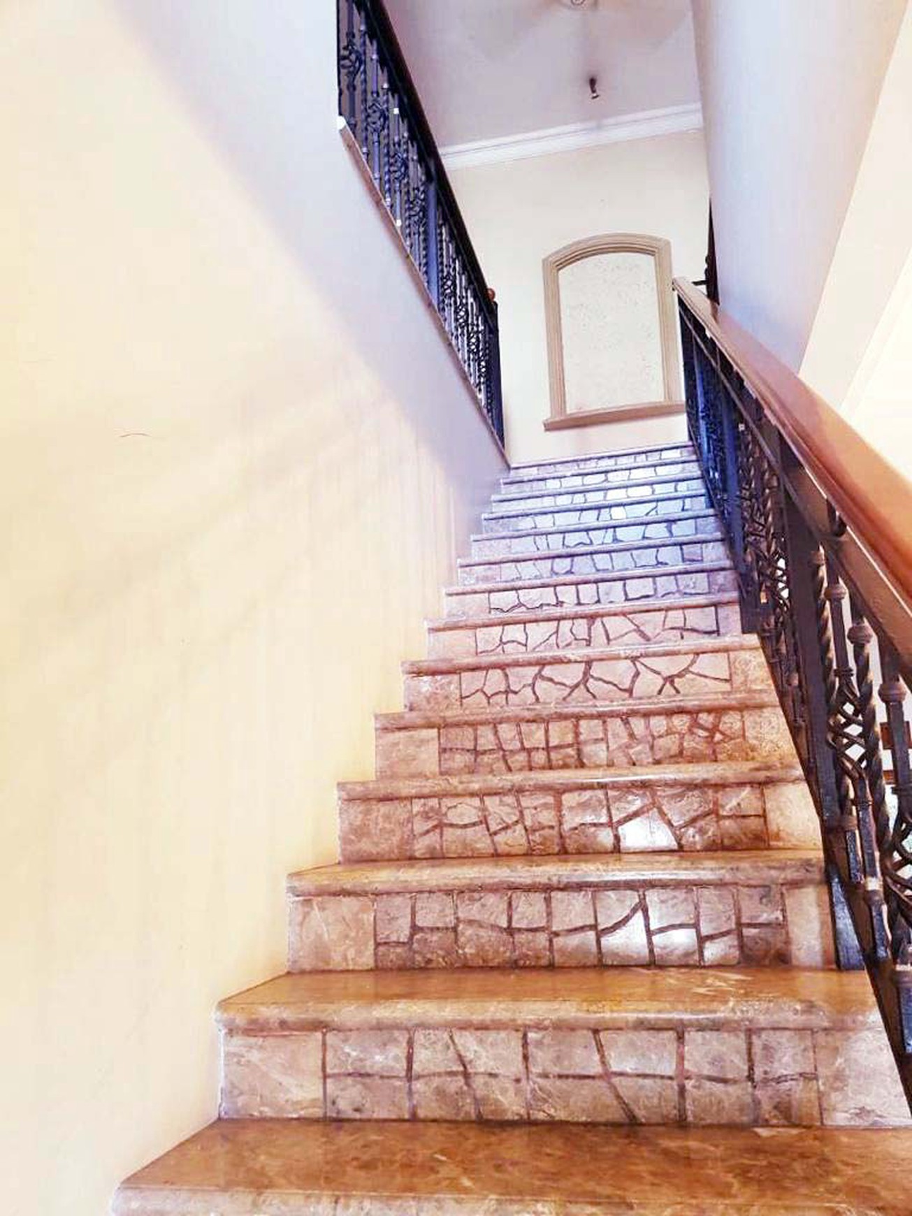 Rumah di Margorejo Floraya Surabaya Selatan, Full Furnished, Lingkungan Elite, Row Jalan depan Lebar, Bisa untuk Rumah Tinggal/Kantor, Siap Huni - TS -