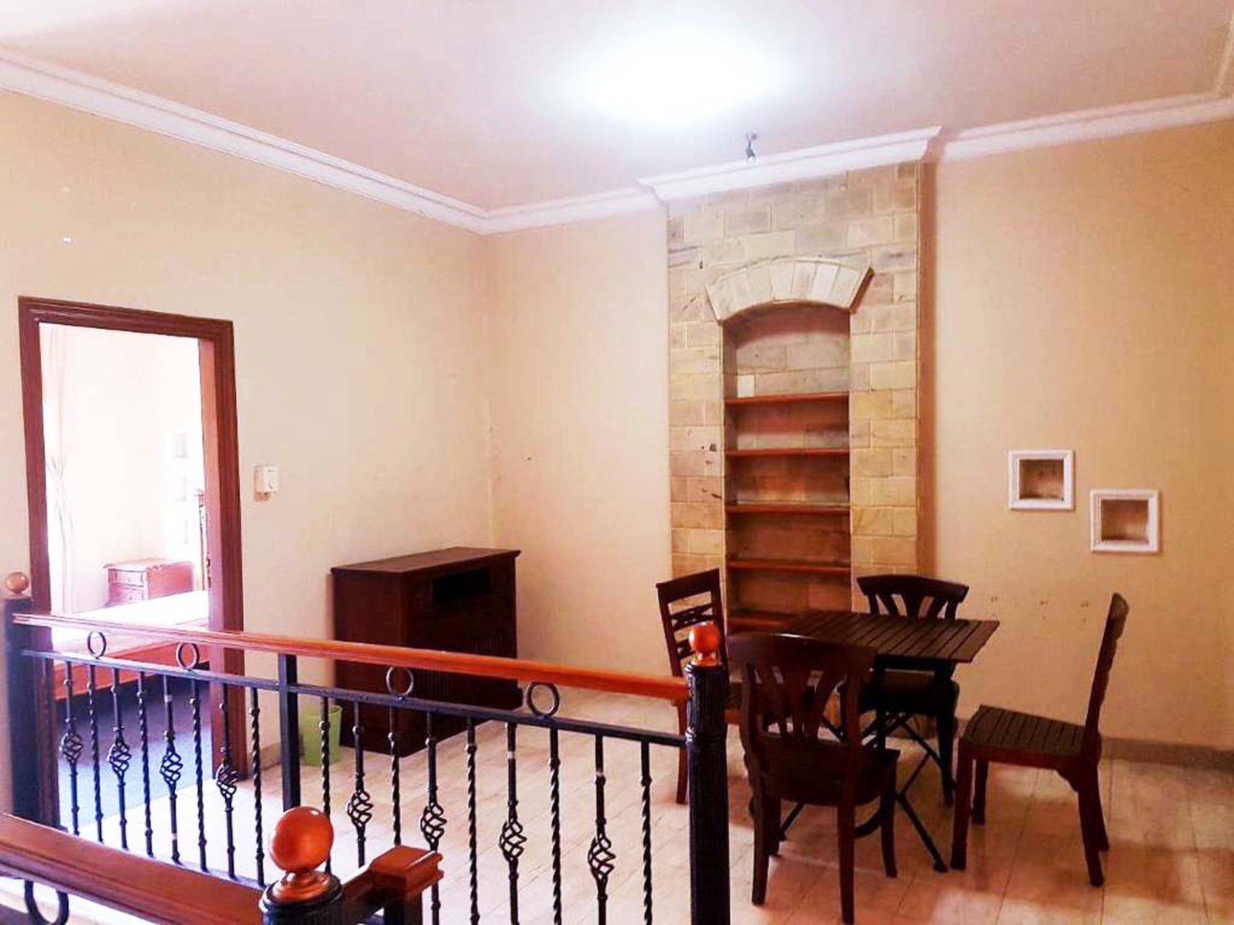 Rumah di Margorejo Floraya Surabaya Selatan, Full Furnished, Lingkungan Elite, Row Jalan depan Lebar, Bisa untuk Rumah Tinggal/Kantor, Siap Huni - TS -