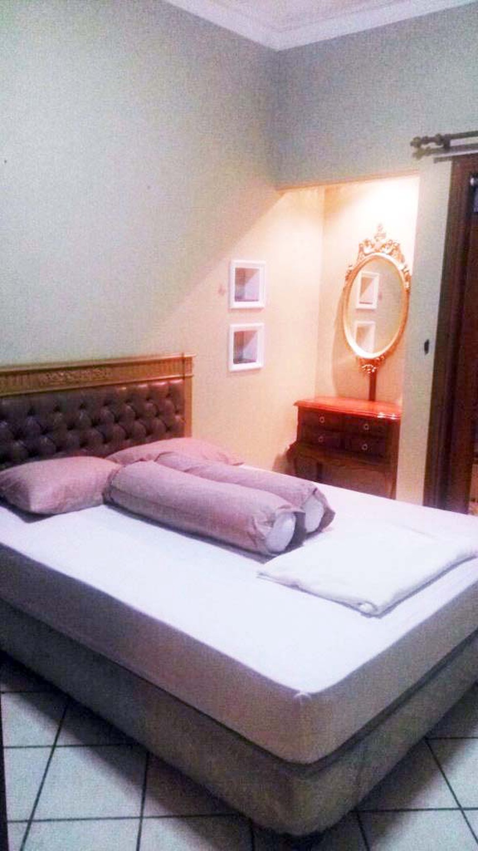 Rumah di Margorejo Floraya Surabaya Selatan, Full Furnished, Lingkungan Elite, Row Jalan depan Lebar, Bisa untuk Rumah Tinggal/Kantor, Siap Huni - TS -