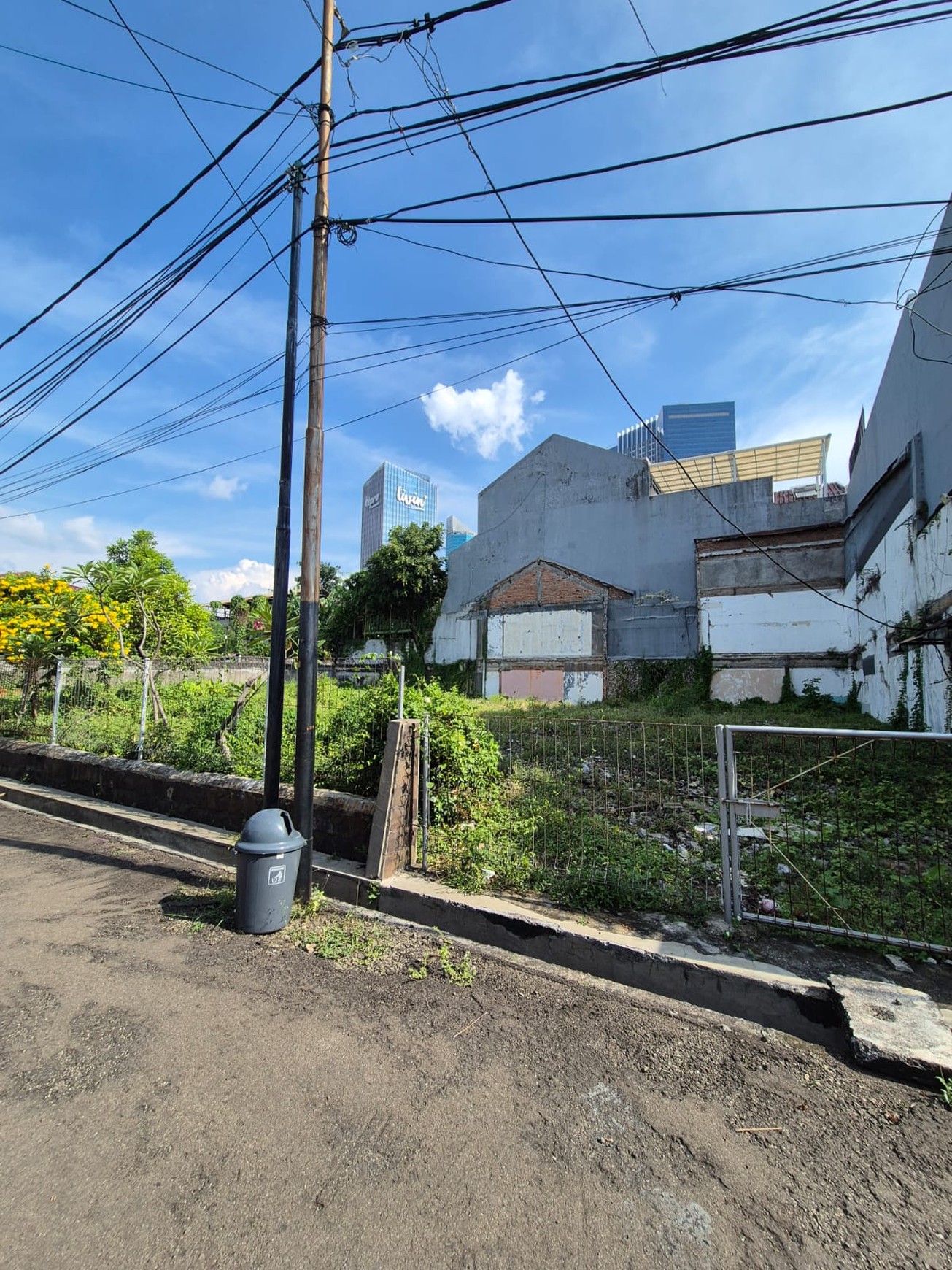 Dijual tanah di lokasi tenang dalam komplek di jalan S Parman sebelah Universitas Tarumanegara