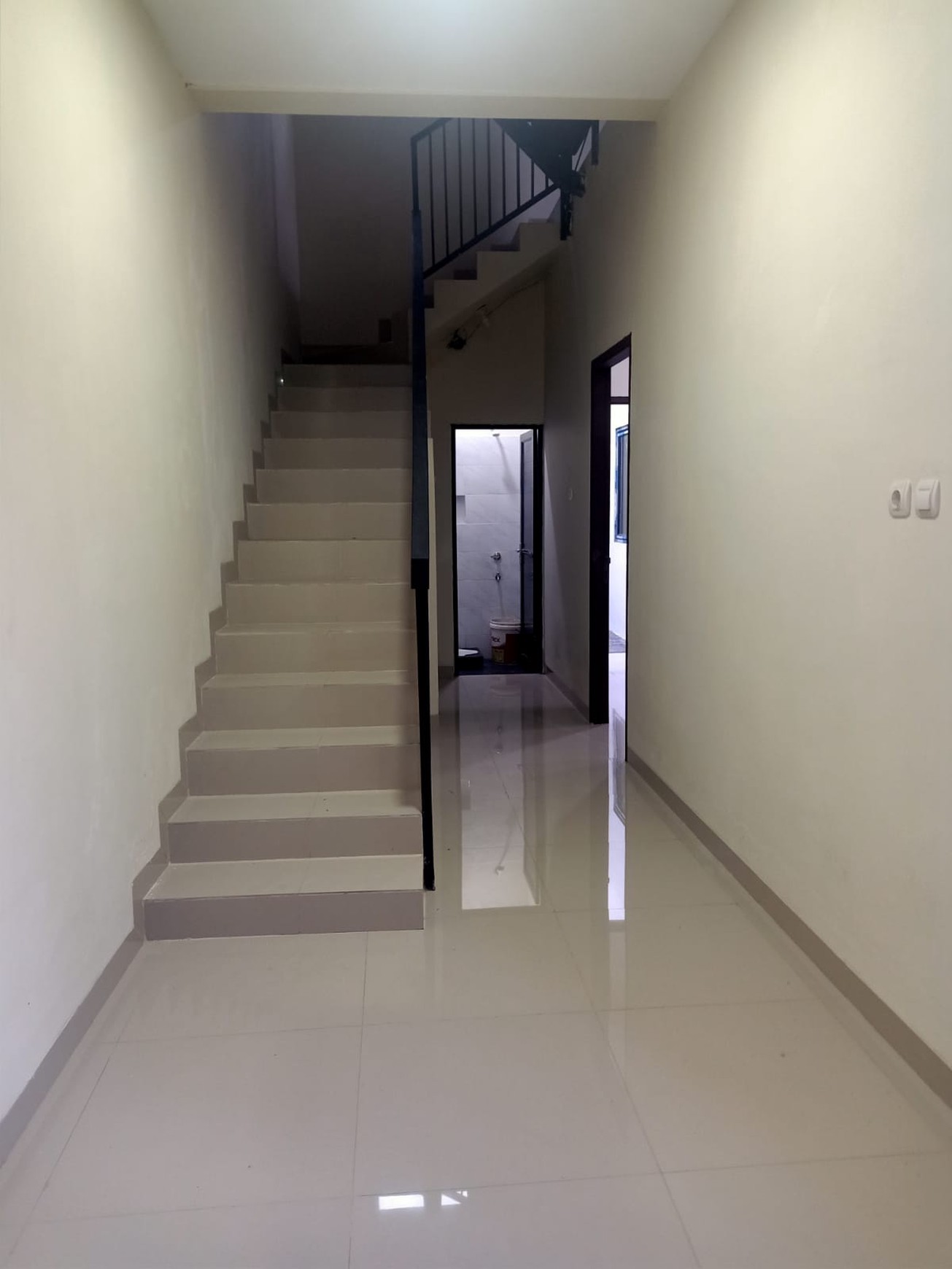 Disewa Rumah Luas dengan KT 3 dan KM 3 Luas 150 m2 dan Bangunan 160 m2