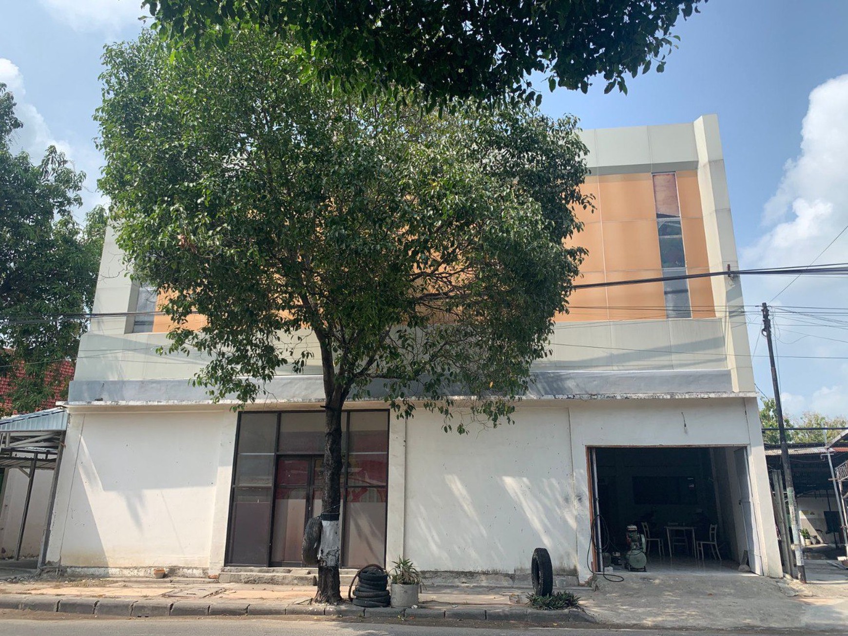 Jual Rumah Usaha Perkantoran Murah Lokasi Strategis di Rengel Tuban