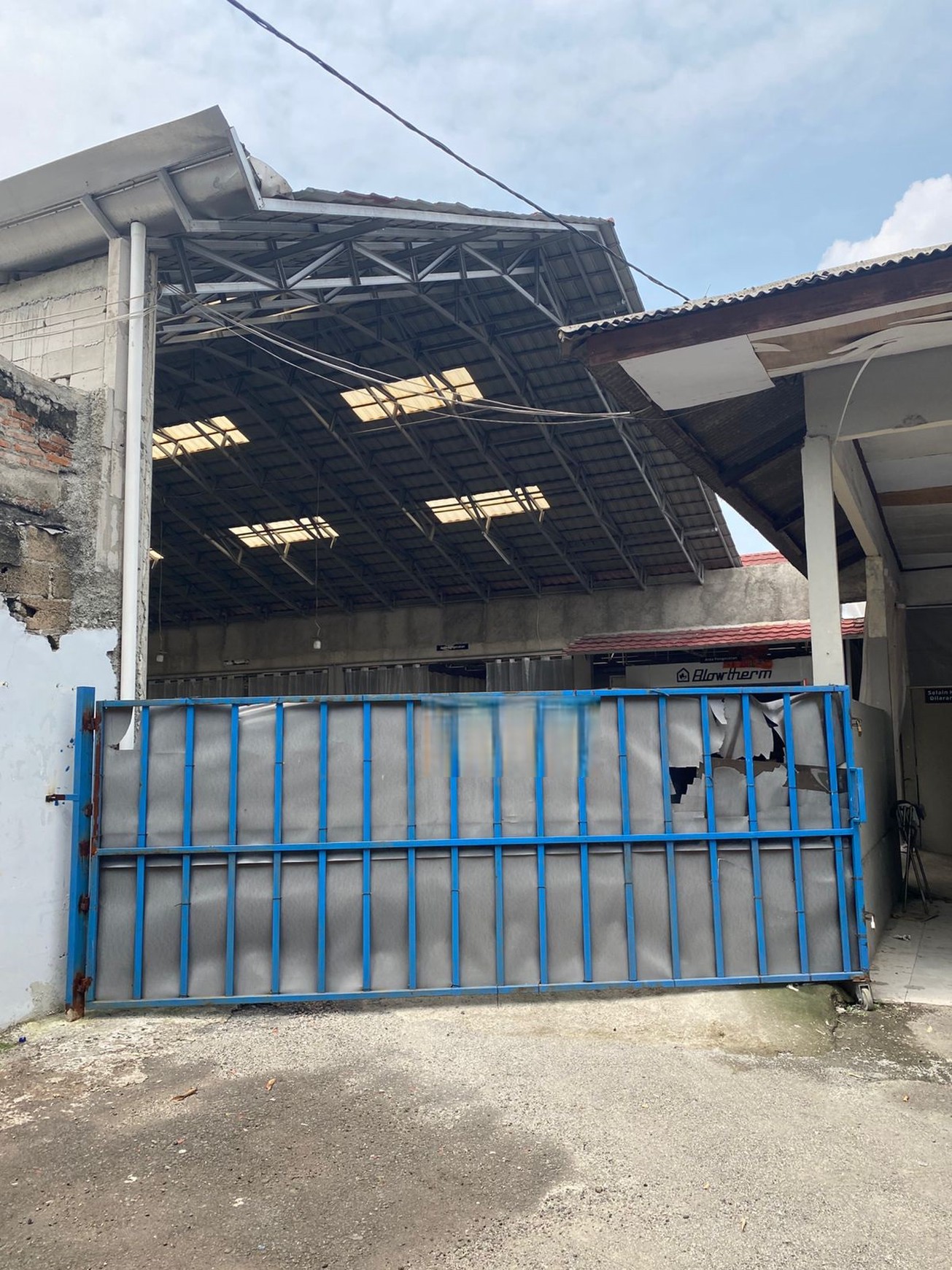 Rumah Cocok untuk usaha dengan luas tanah yang besar cocok untuk investasi di Condet Jakarta Timur