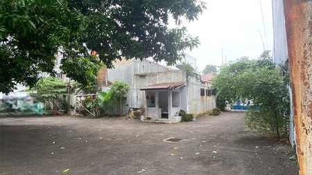 Rumah Cocok untuk usaha dengan luas tanah yang besar cocok untuk investasi di Condet Jakarta Timur
