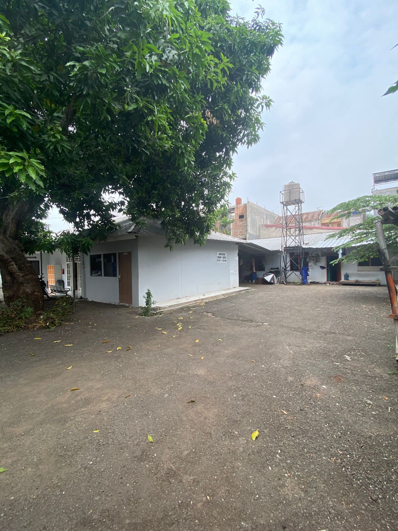 Rumah Cocok untuk usaha dengan luas tanah yang besar cocok untuk investasi di Condet Jakarta Timur