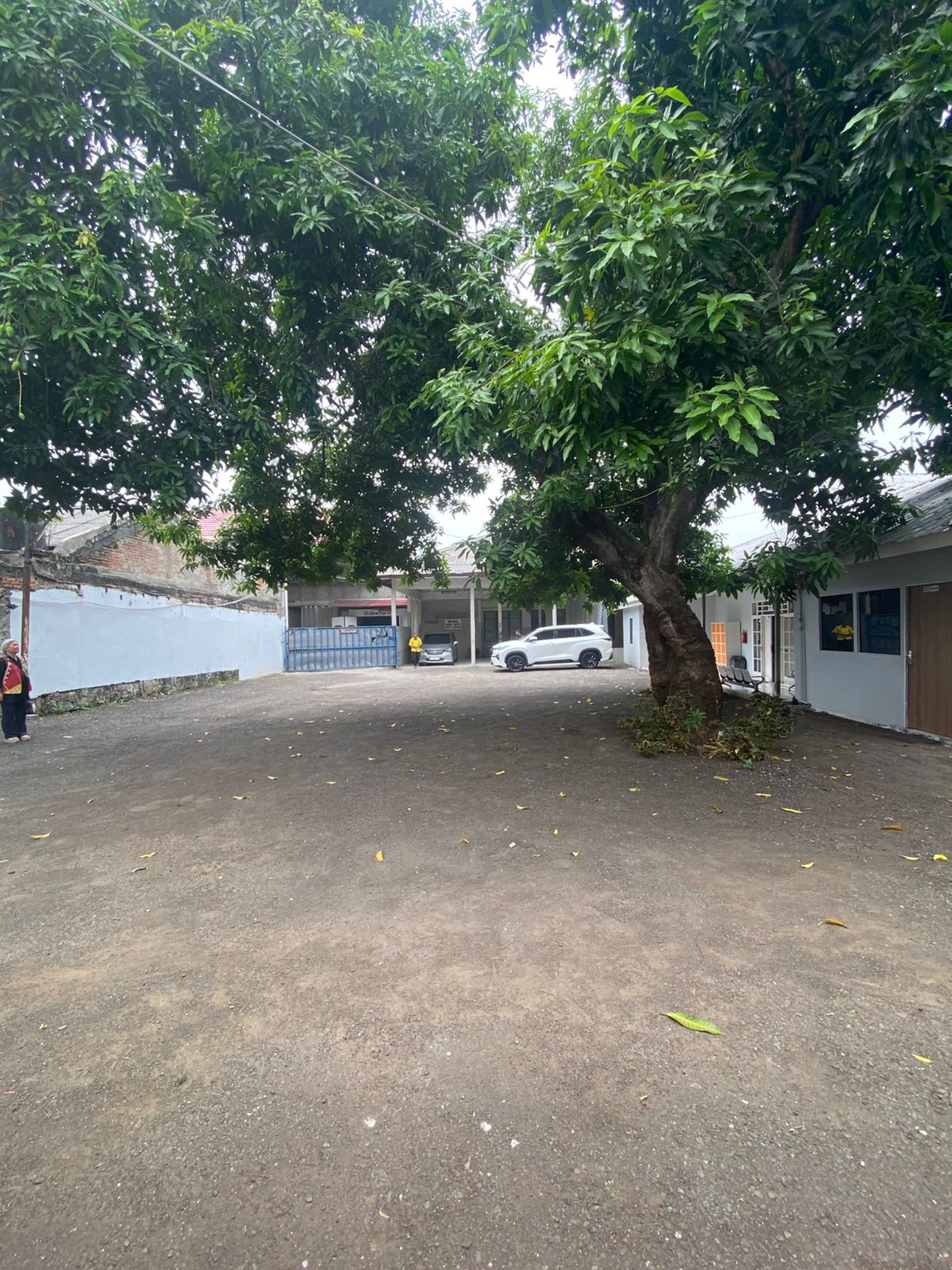 Rumah Cocok untuk usaha dengan luas tanah yang besar cocok untuk investasi di Condet Jakarta Timur