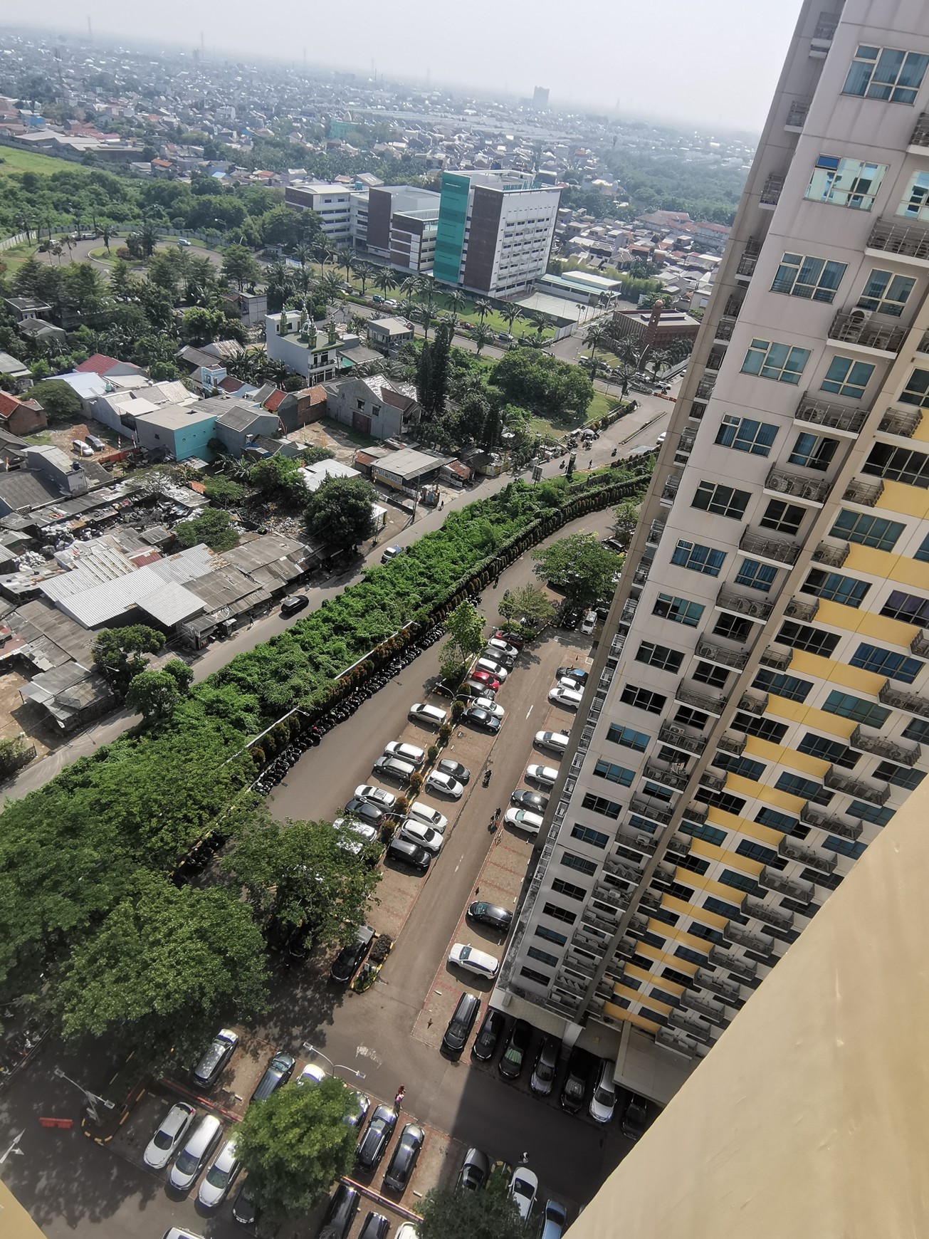 Apartement The Springlake seberang Mall Summarecon Bekasi, dekat BPK Penabur, Al Azhar, Kampus BINUS Nusantara dekat dengan Stasiun Kereta Bekasi Barat 