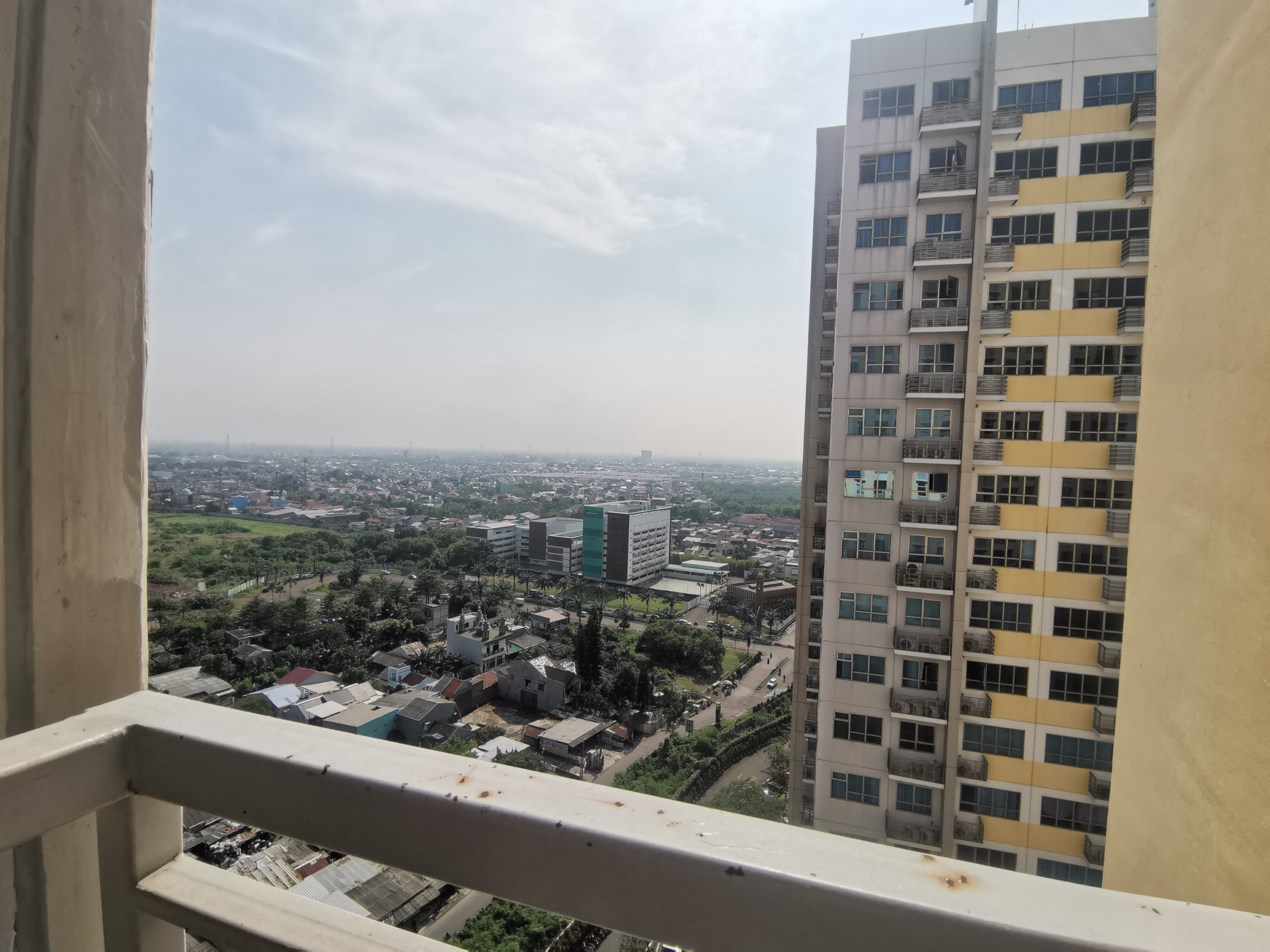 Apartement The Springlake seberang Mall Summarecon Bekasi, dekat BPK Penabur, Al Azhar, Kampus BINUS Nusantara dekat dengan Stasiun Kereta Bekasi Barat 