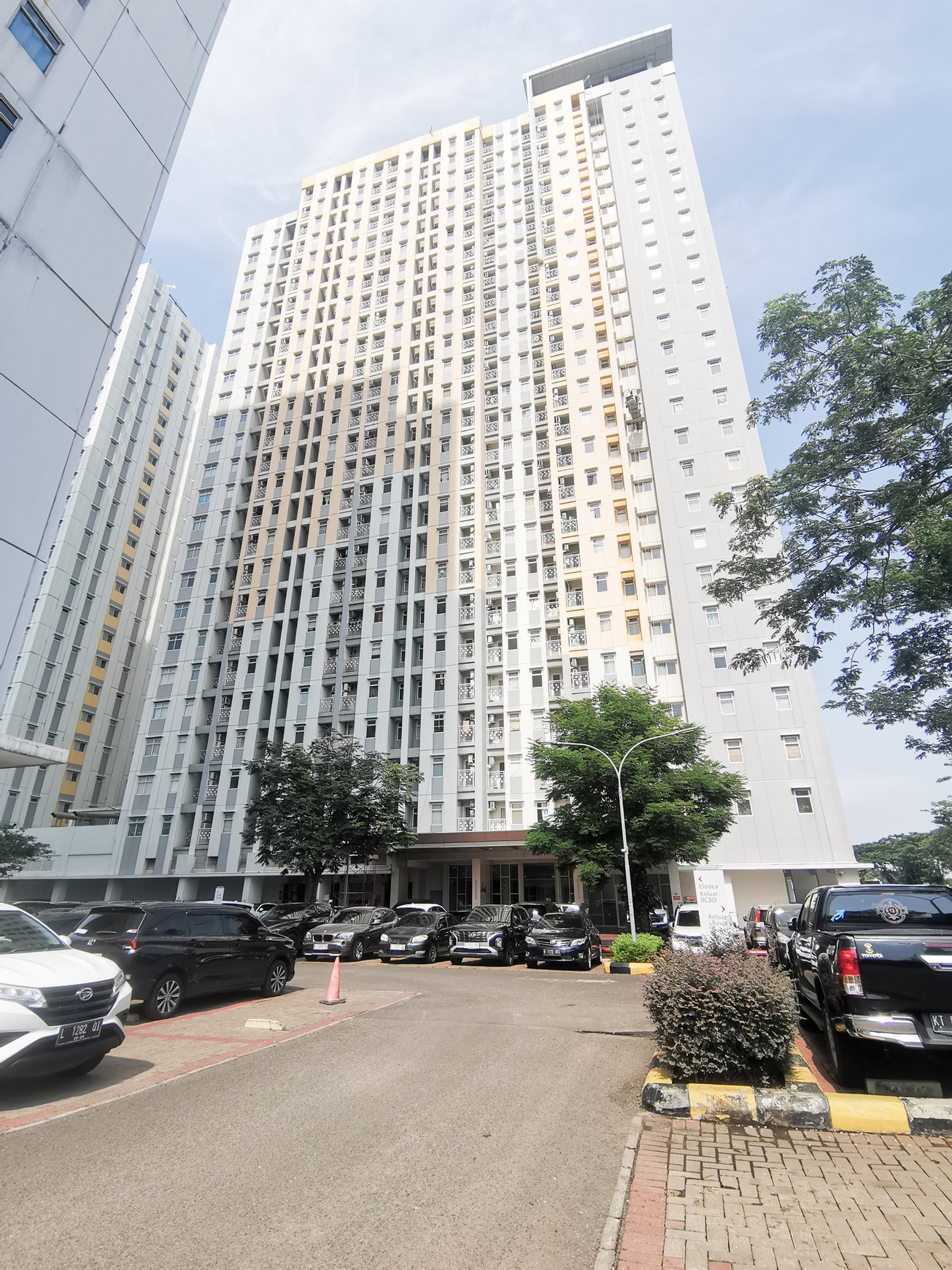 Apartement The Springlake seberang Mall Summarecon Bekasi, dekat BPK Penabur, Al Azhar, Kampus BINUS Nusantara dekat dengan Stasiun Kereta Bekasi Barat 