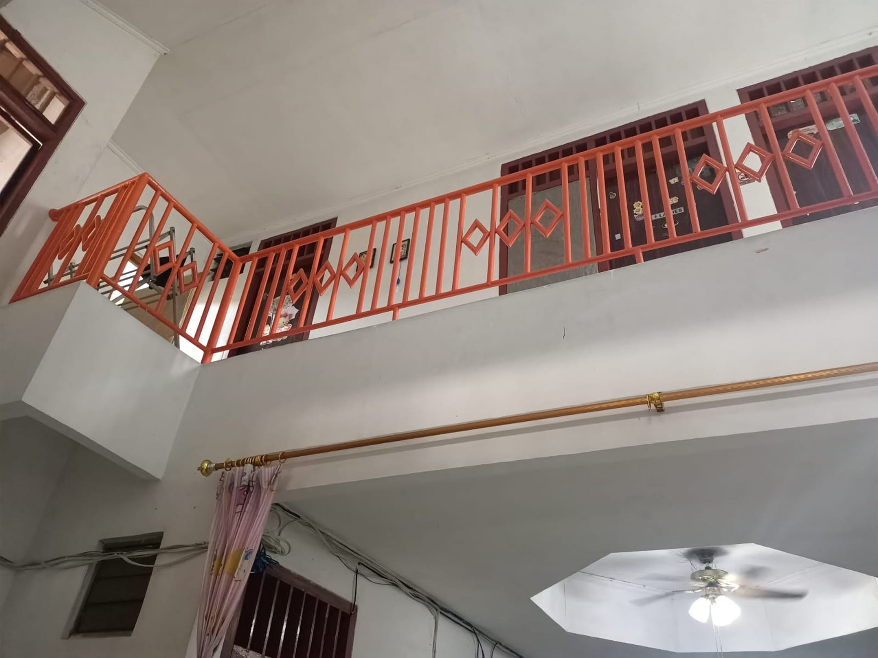 Dijual Rumah Posisi Hoek  Dan  Siap Huni Di Danau Maninjau ,Perumas 2 - Karawaci, Tangerang