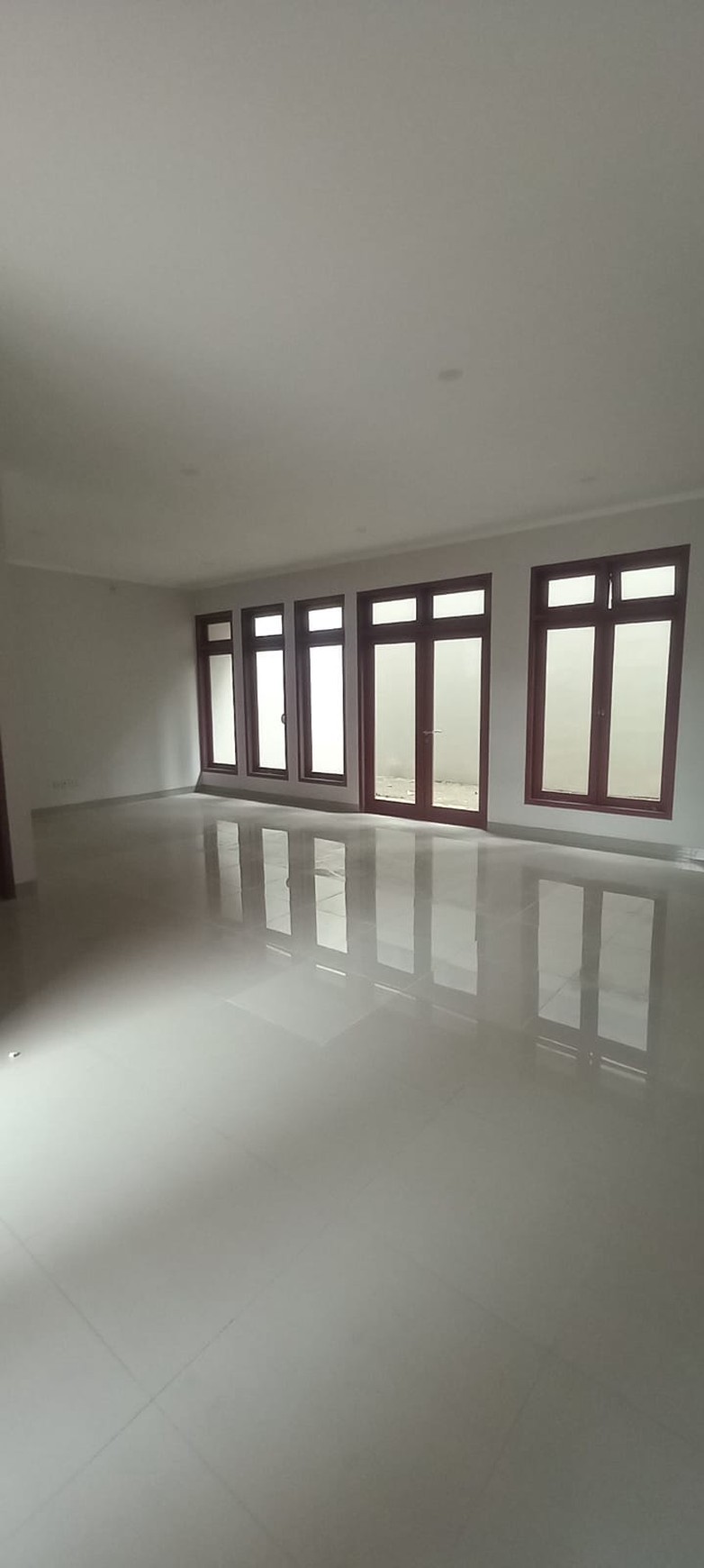 DISEWAKAN RUMAH LUAS DI ANGGREK LOKA BSD