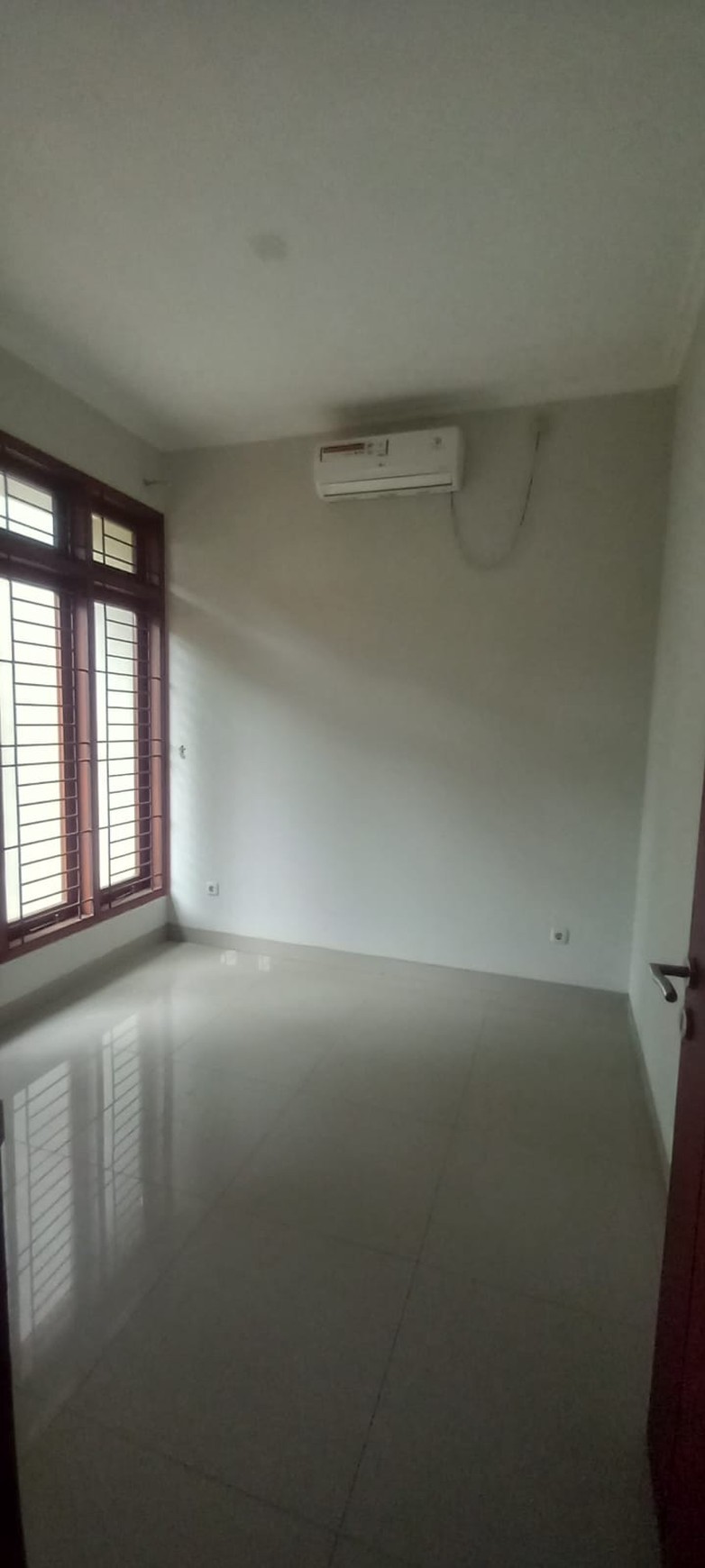 DISEWAKAN RUMAH LUAS DI ANGGREK LOKA BSD