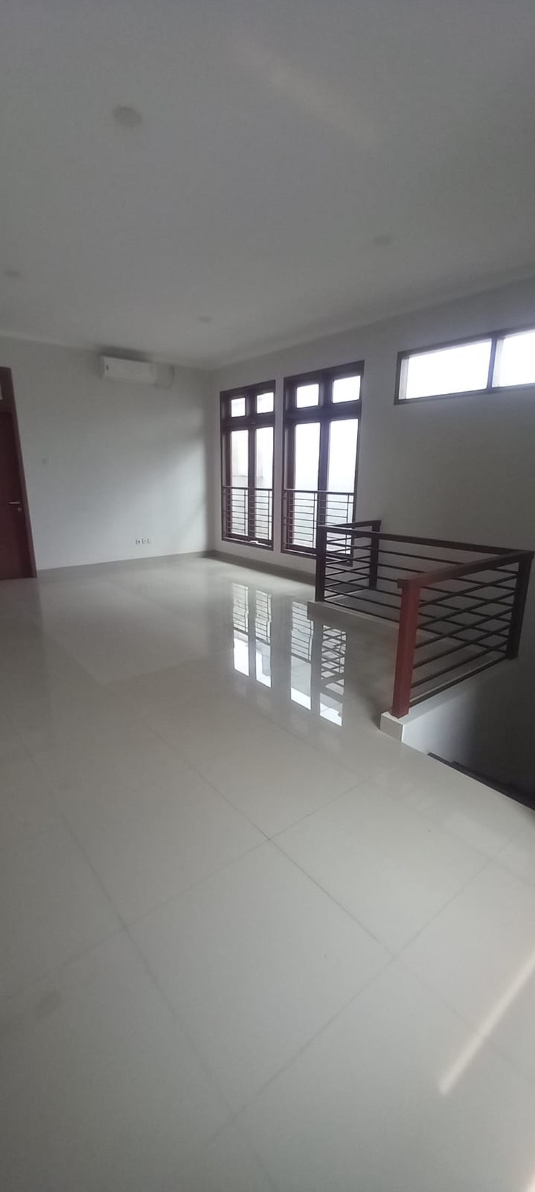 DISEWAKAN RUMAH LUAS DI ANGGREK LOKA BSD