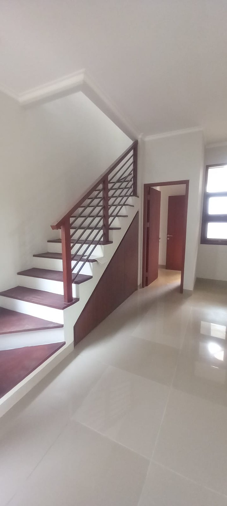 DISEWAKAN RUMAH LUAS DI ANGGREK LOKA BSD