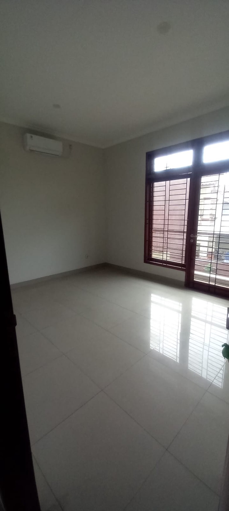 DISEWAKAN RUMAH LUAS DI ANGGREK LOKA BSD