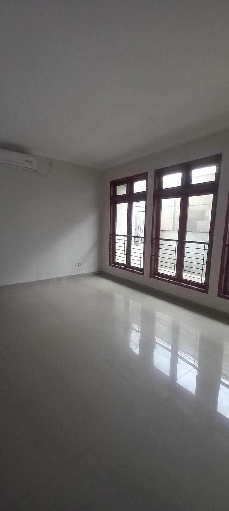 DISEWAKAN RUMAH LUAS DI ANGGREK LOKA BSD