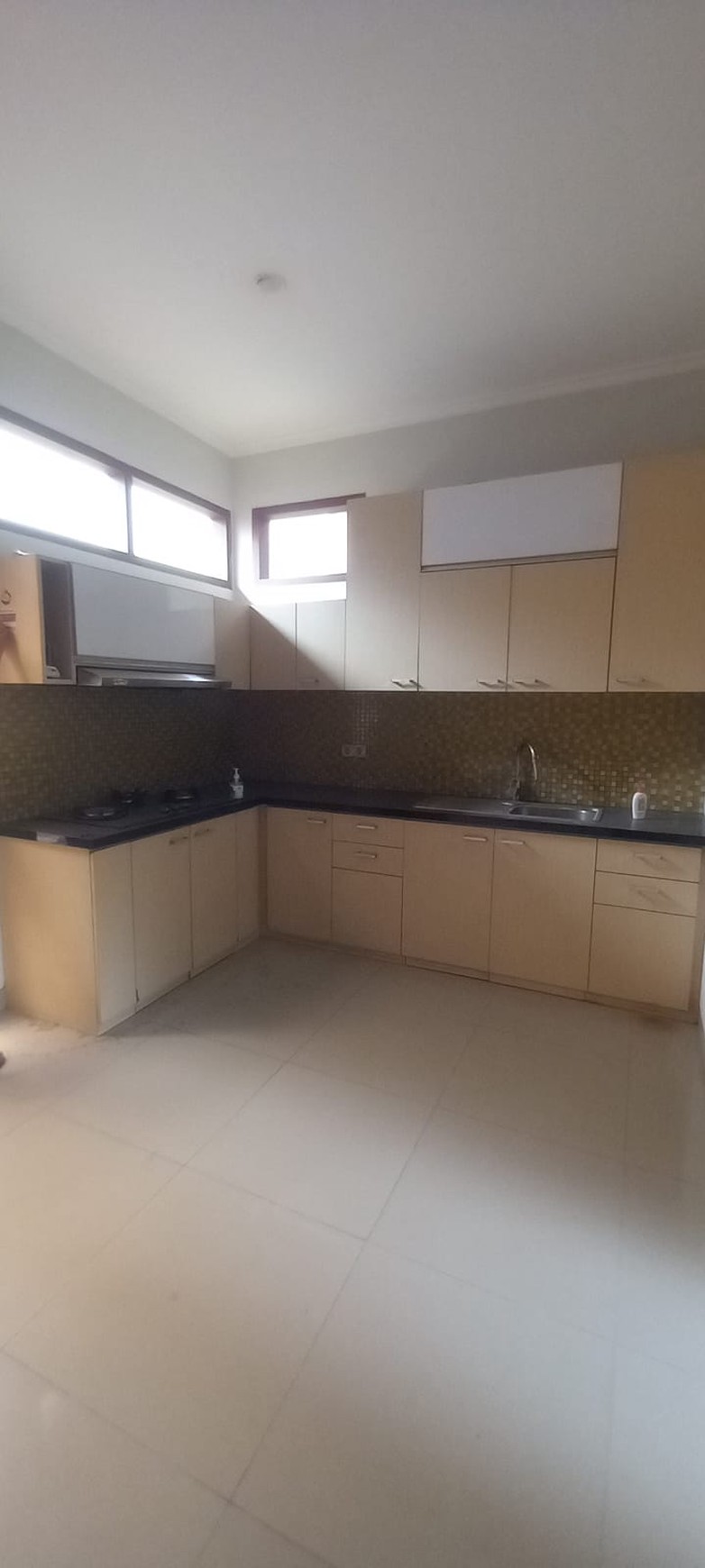 DISEWAKAN RUMAH LUAS DI ANGGREK LOKA BSD