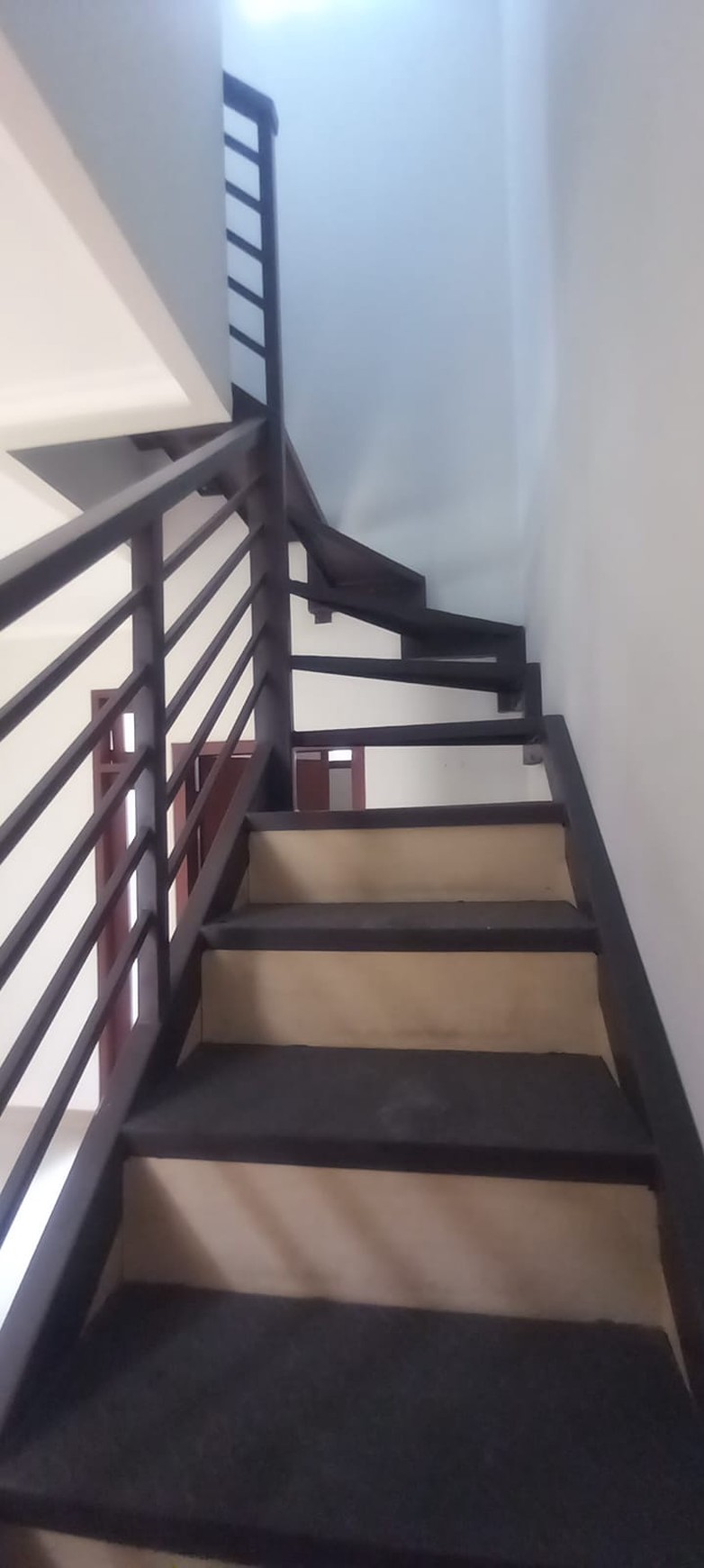 DISEWAKAN RUMAH LUAS DI ANGGREK LOKA BSD