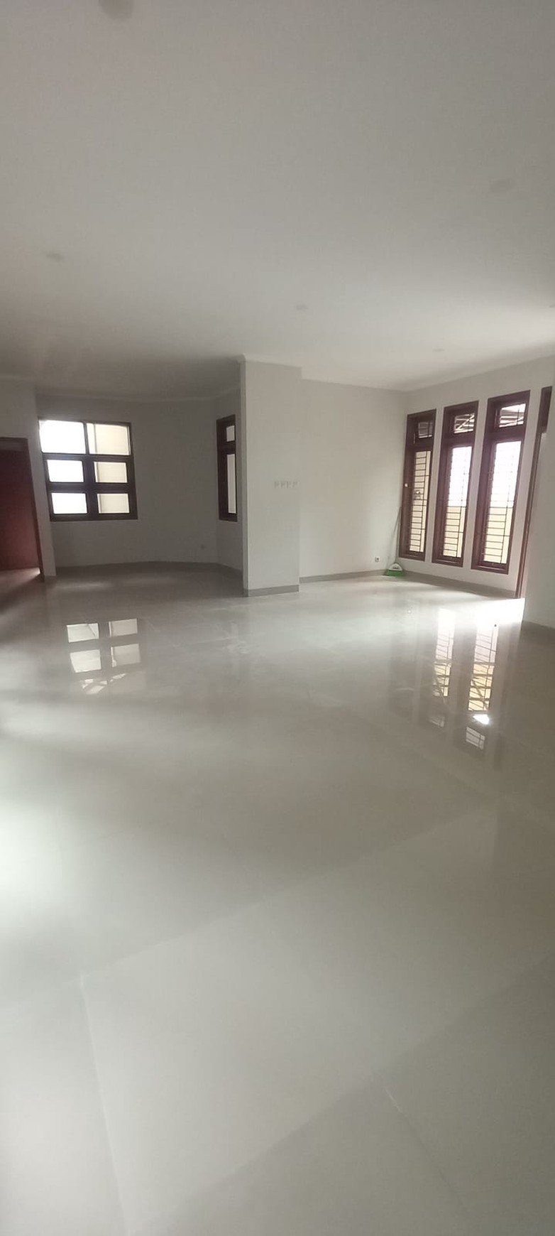 DISEWAKAN RUMAH LUAS DI ANGGREK LOKA BSD