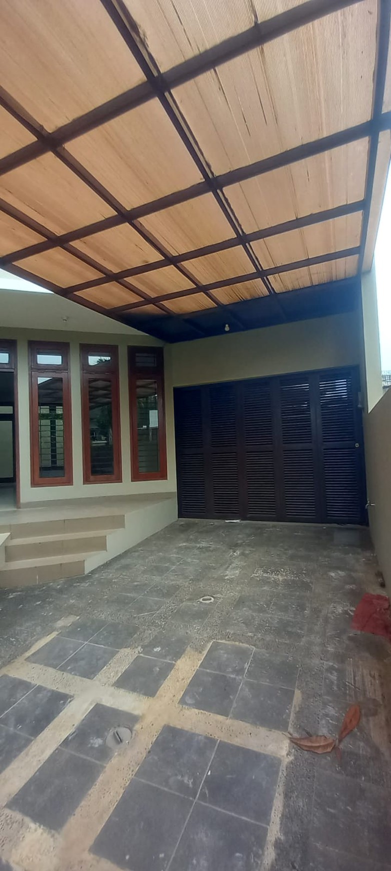 DISEWAKAN RUMAH LUAS DI ANGGREK LOKA BSD