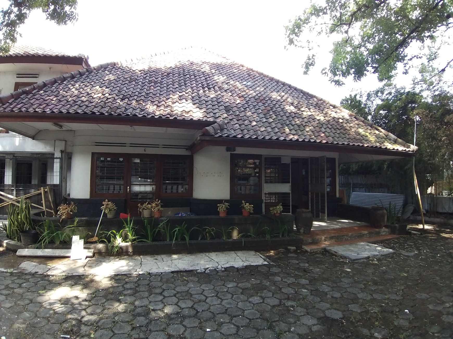 Rumah Lama dekat ITB & Rumah Sakit Boromeus cocok untuk Kantor