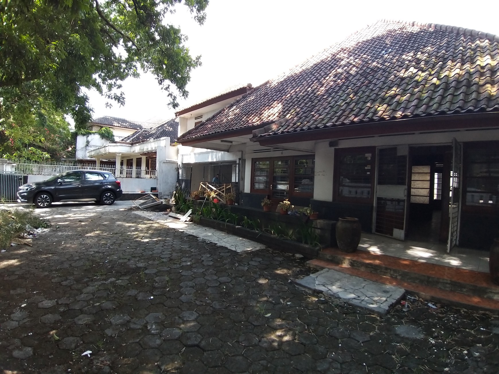 Rumah Lama dekat ITB & Rumah Sakit Boromeus cocok untuk Kantor