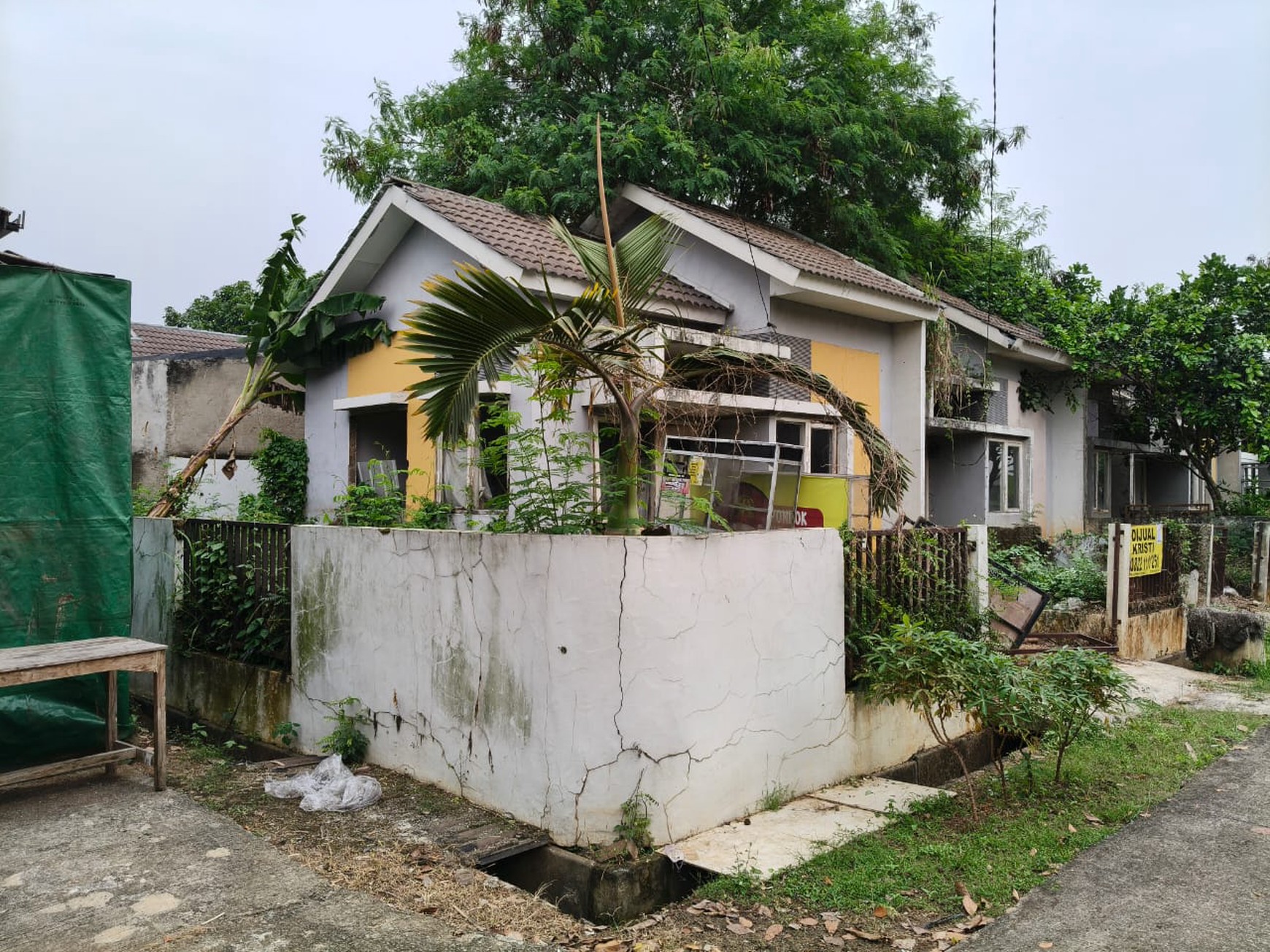 Rumah Butuh Renovasi Posisi Hoek di Harvest City Cileungsi