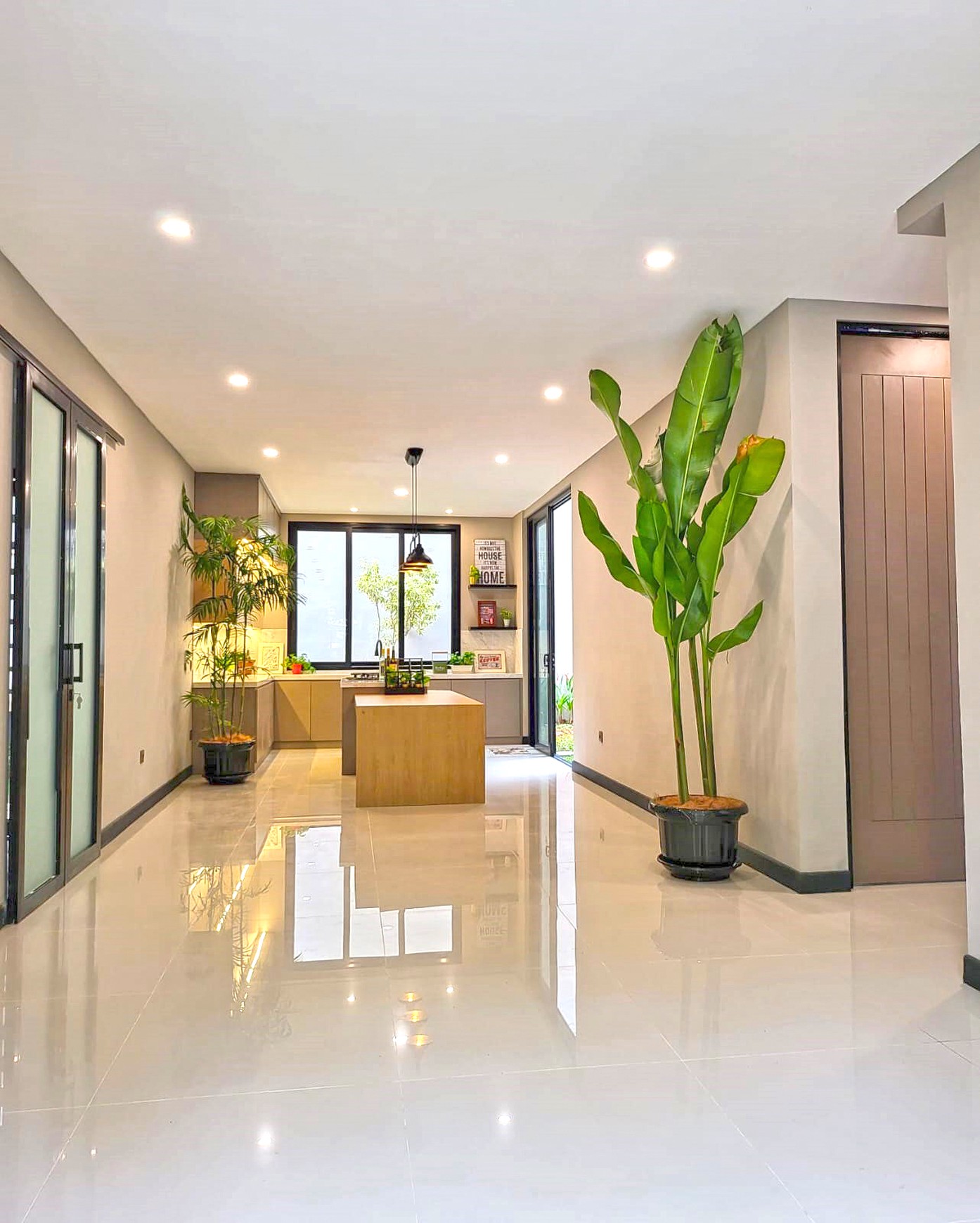 Rumah bagus bangunan mandiri bergaya industrialis modern mezanine roof top 3 lantai luas 200 bangunan 300 tengah kota dekat tol stasiun kereta pasar modern di Bsd City Tangerang Selatan Indonesia