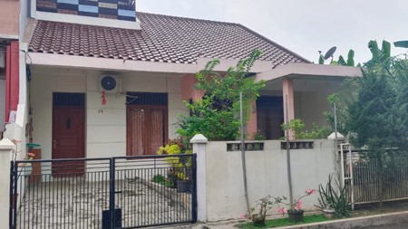 Dijual rumah siap huni di komplek wisma cakra cinere limo.