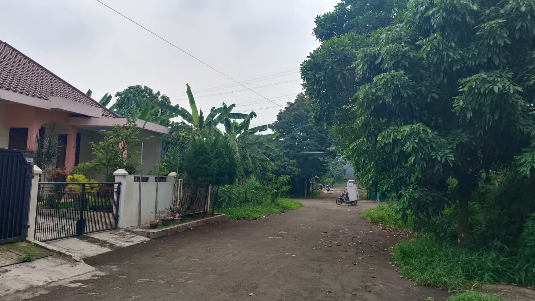 Dijual rumah siap huni di komplek wisma cakra cinere limo.