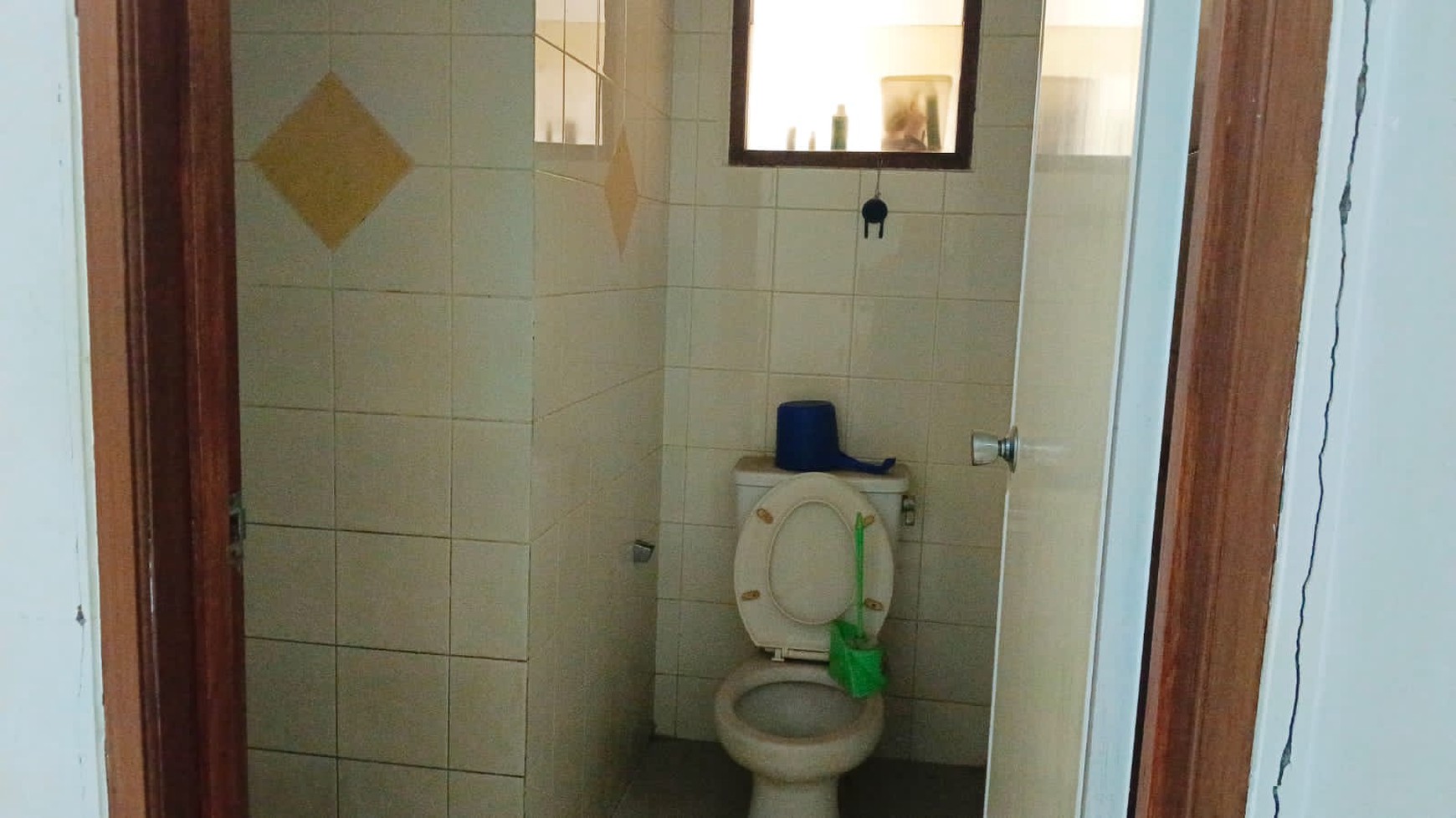 Dijual rumah siap huni di komplek wisma cakra cinere limo.