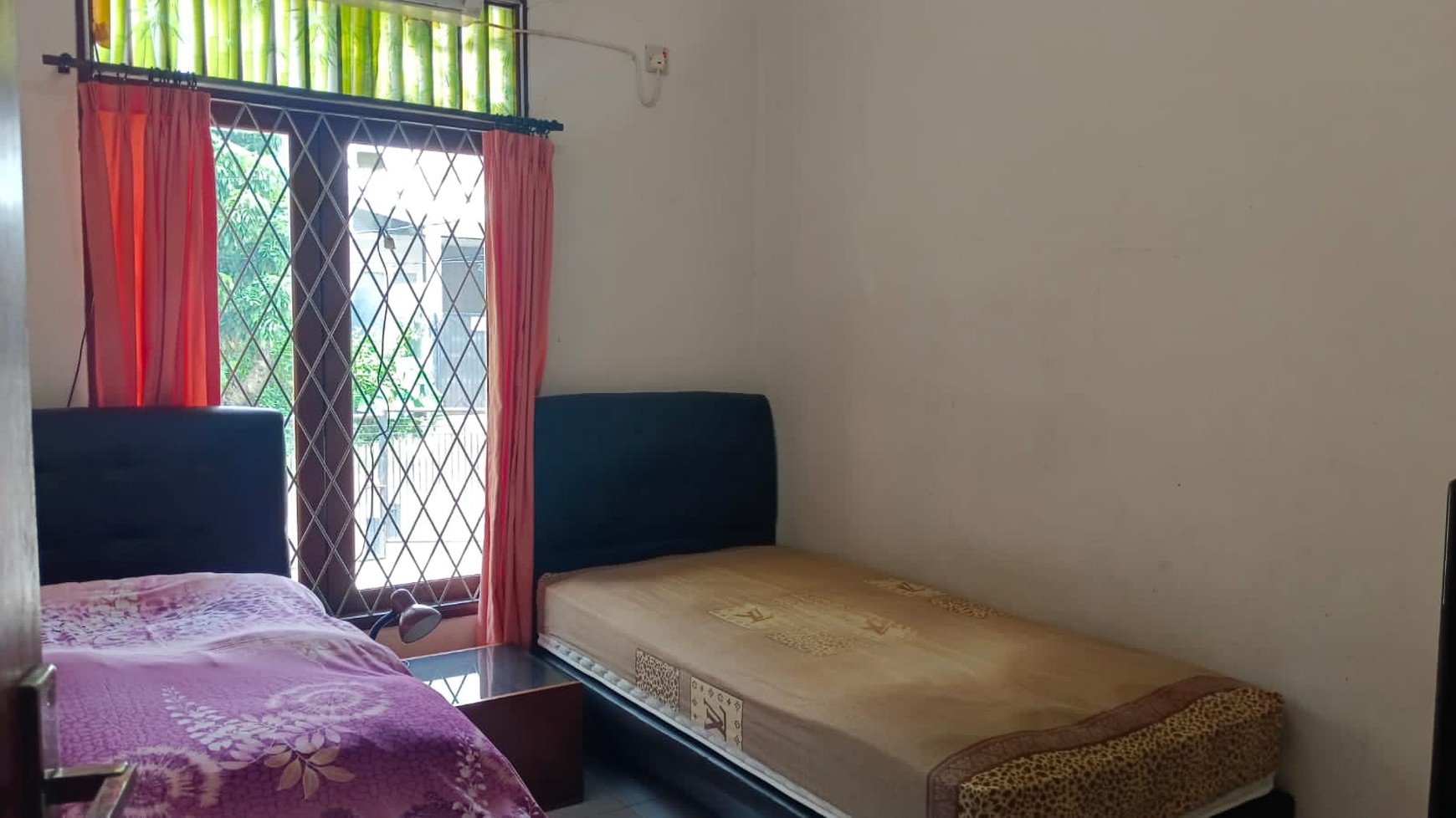Dijual rumah siap huni di komplek wisma cakra cinere limo.