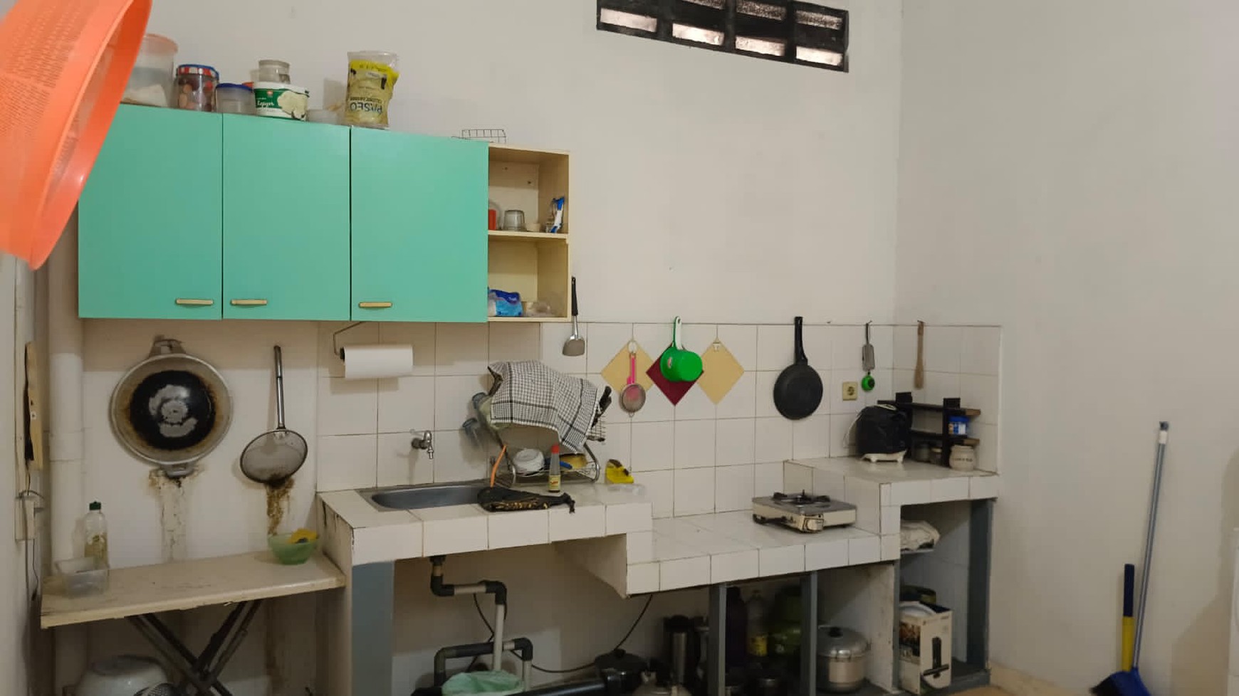 Dijual rumah siap huni di komplek wisma cakra cinere limo.