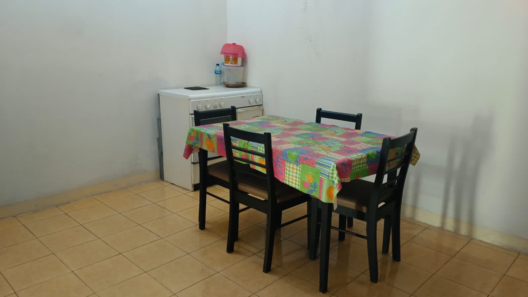 Dijual rumah siap huni di komplek wisma cakra cinere limo.