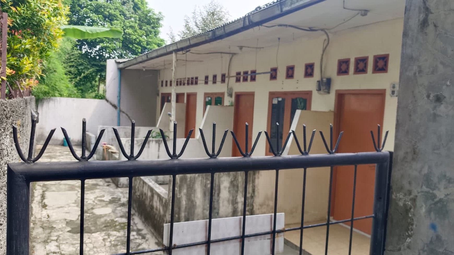 Dijual rumah 4 pintu dan 4 kios di limo cinere.
