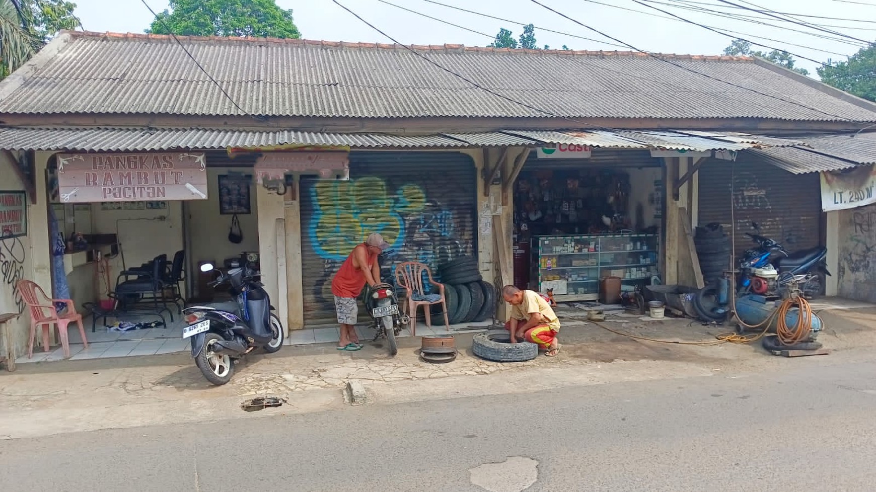 Dijual rumah 4 pintu dan 4 kios di limo cinere.