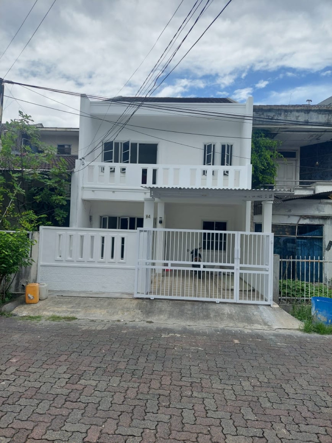 Rumah bagus dlokasi strategis,siap huni.Keamanan 24 jam.