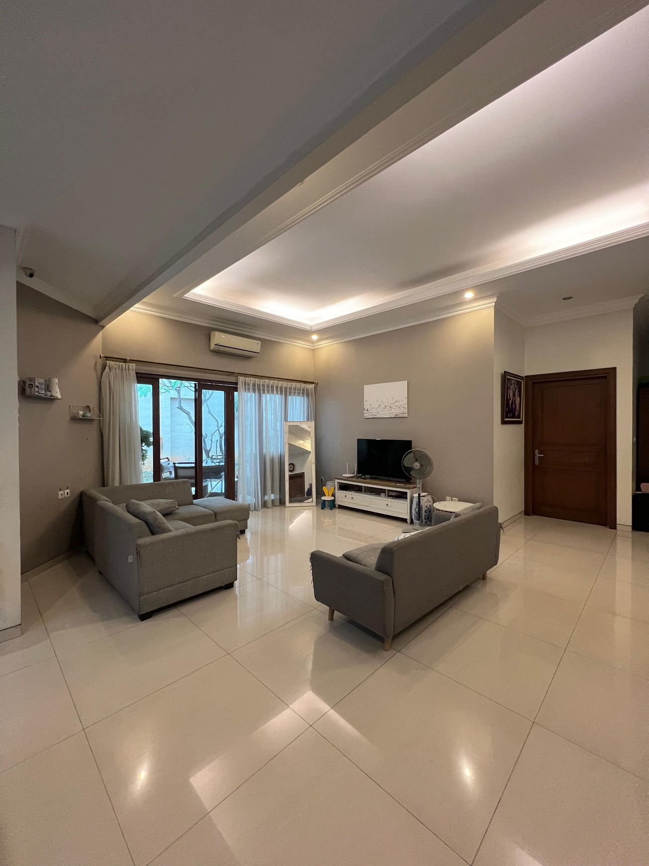 Rumah Semi Furnished Luas di Jakarta Selatan  LT 411 LB 400 Semi Furnished Surat SHM