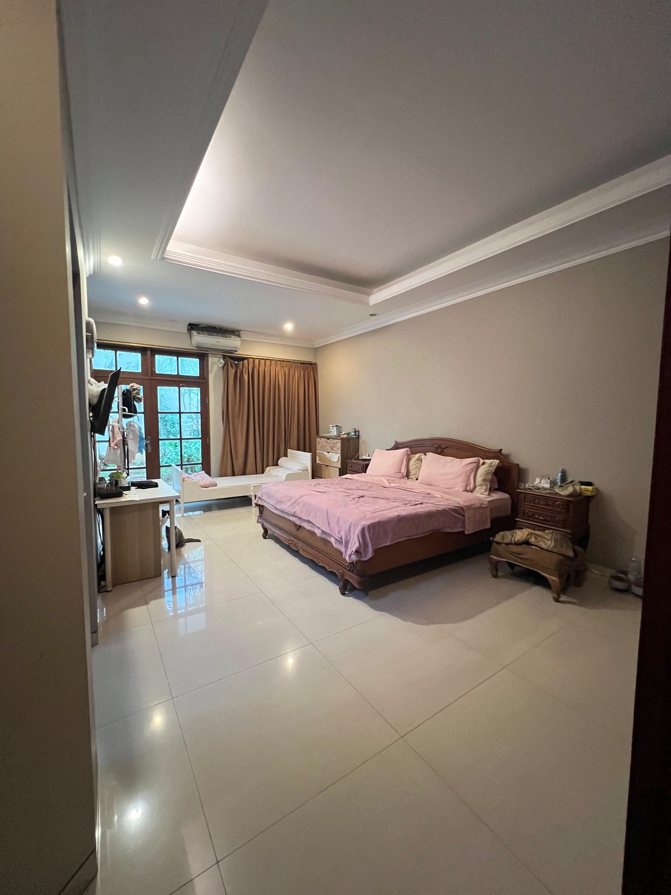 Rumah Semi Furnished Luas di Jakarta Selatan  LT 411 LB 400 Semi Furnished Surat SHM