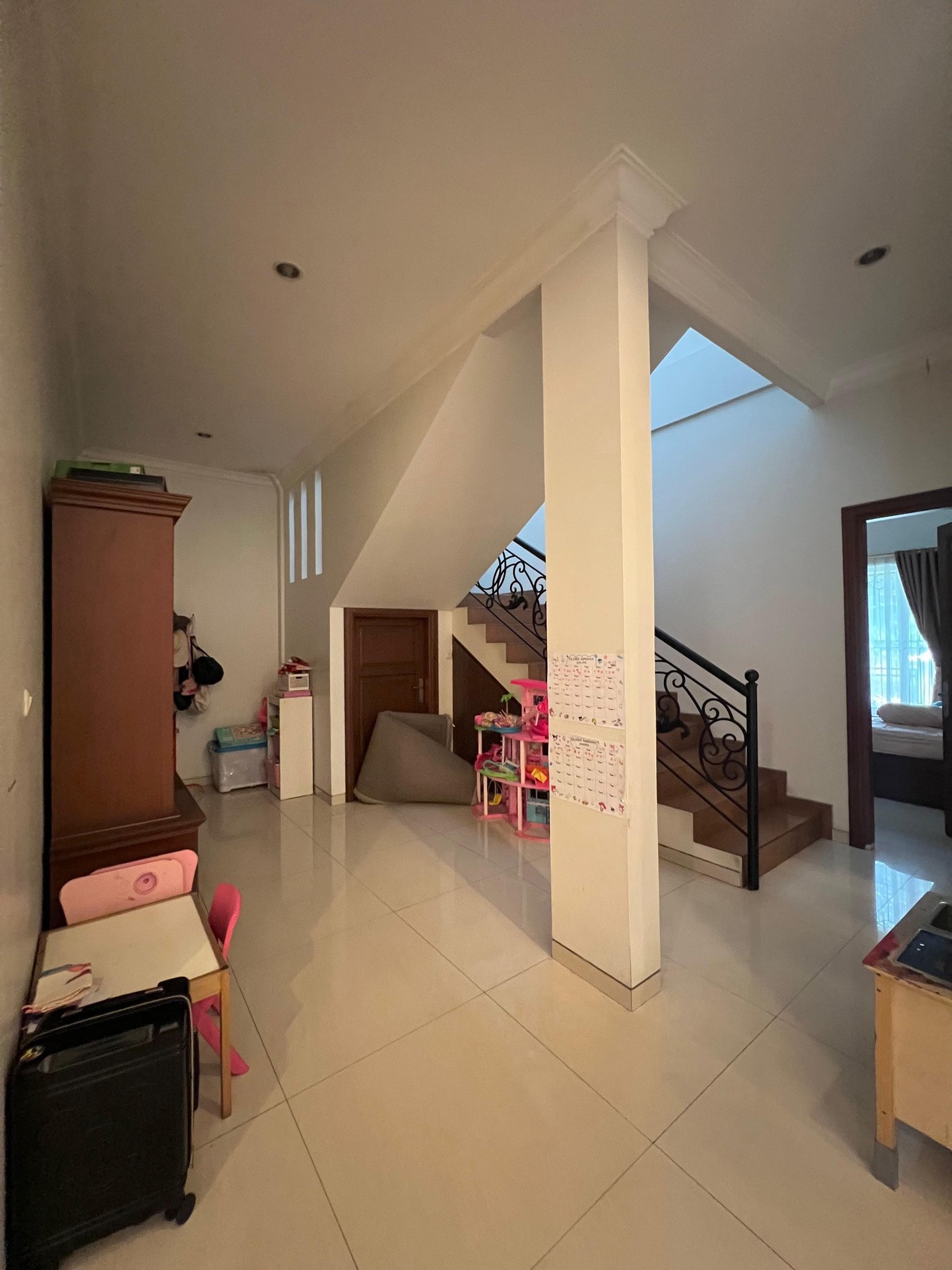 Rumah Semi Furnished Luas di Jakarta Selatan  LT 411 LB 400 Semi Furnished Surat SHM