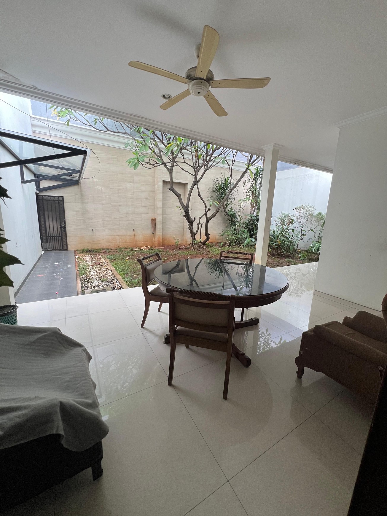Rumah Semi Furnished Luas di Jakarta Selatan  LT 411 LB 400 Semi Furnished Surat SHM