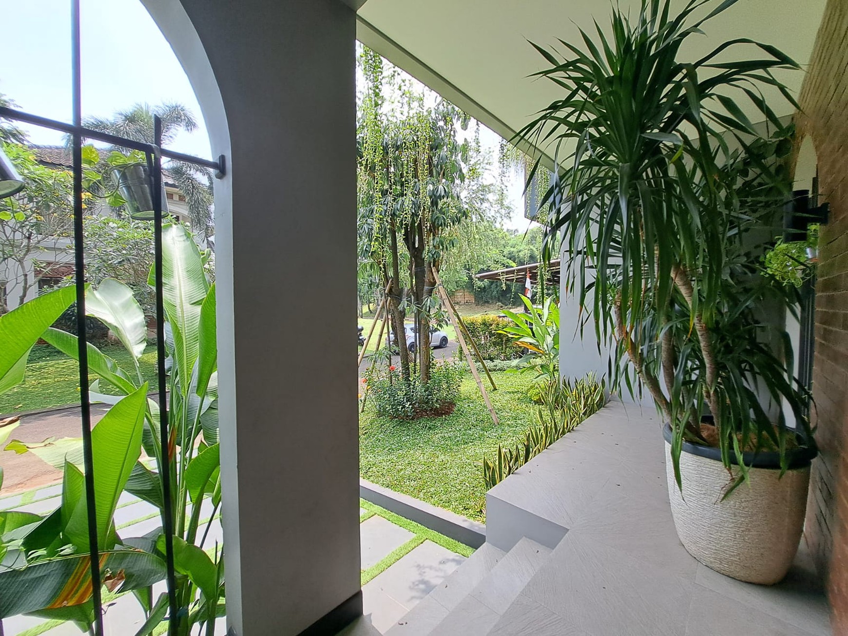 Rumah asri gaya villa dengan tanah berkontur attic dan roof top 3 lantai luas 252 meter bangunan 400 meter Shm dekat tol stasiun kereta di The Green Bsd City Tangerang Selatan Indonesia