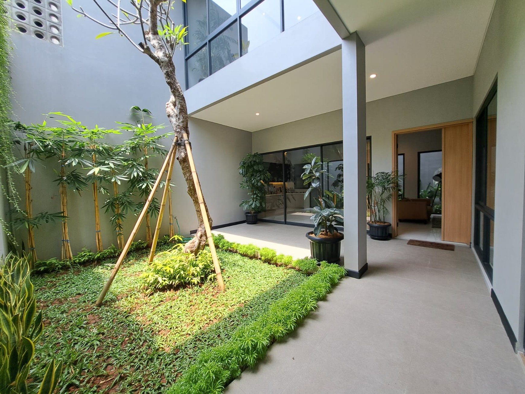 Rumah asri gaya villa dengan tanah berkontur attic dan roof top 3 lantai luas 252 meter bangunan 400 meter Shm dekat tol stasiun kereta di The Green Bsd City Tangerang Selatan Indonesia