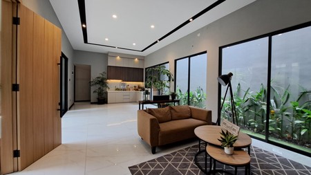 Rumah asri gaya villa dengan tanah berkontur attic dan roof top 3 lantai luas 252 meter bangunan 400 meter Shm dekat tol stasiun kereta di The Green Bsd City Tangerang Selatan Indonesia